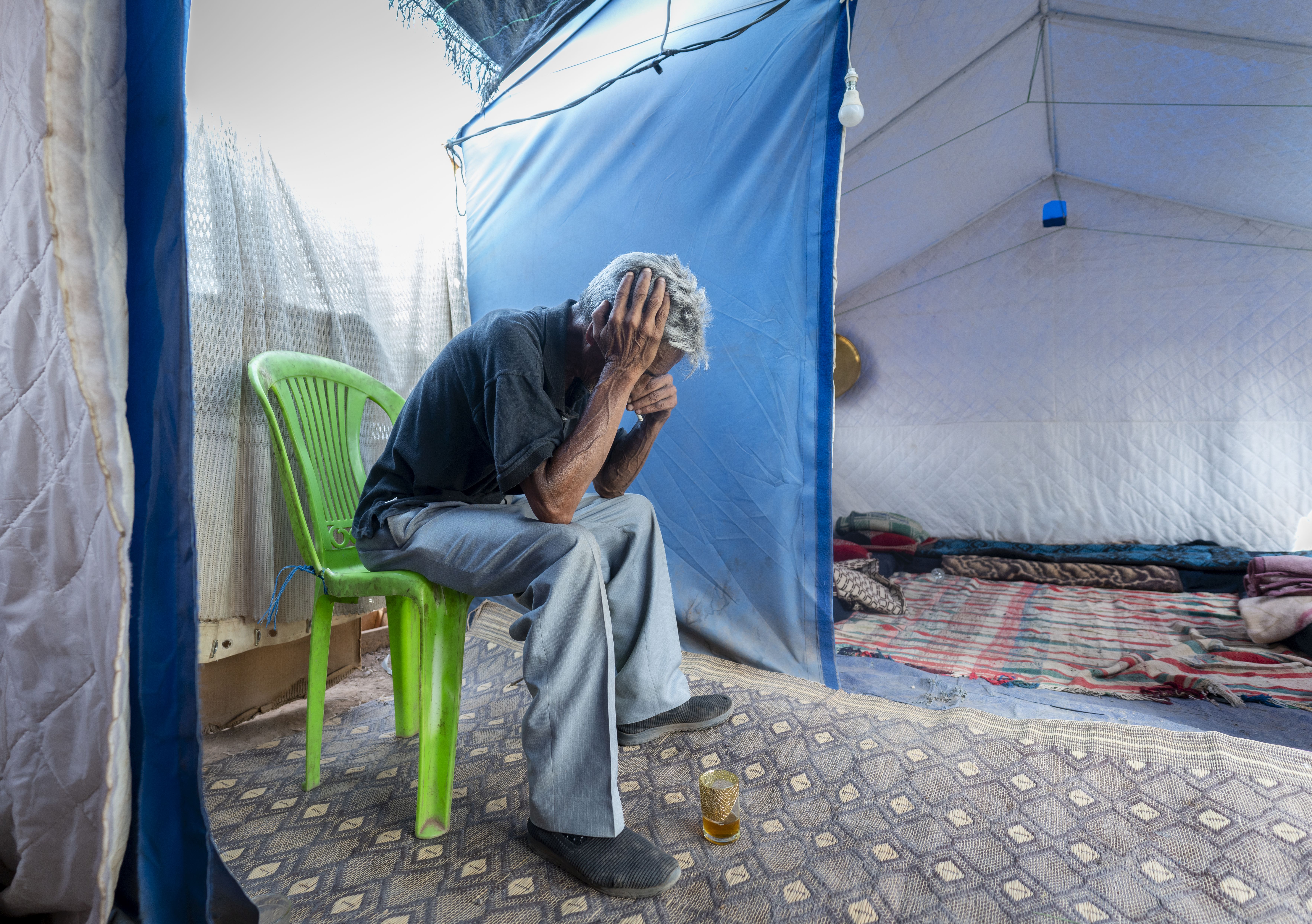 Abdelatif, padre de tres hijos, no tiene dinero para mandarlos a la escuela y no sabe si podrán volver a vivir en una casa.