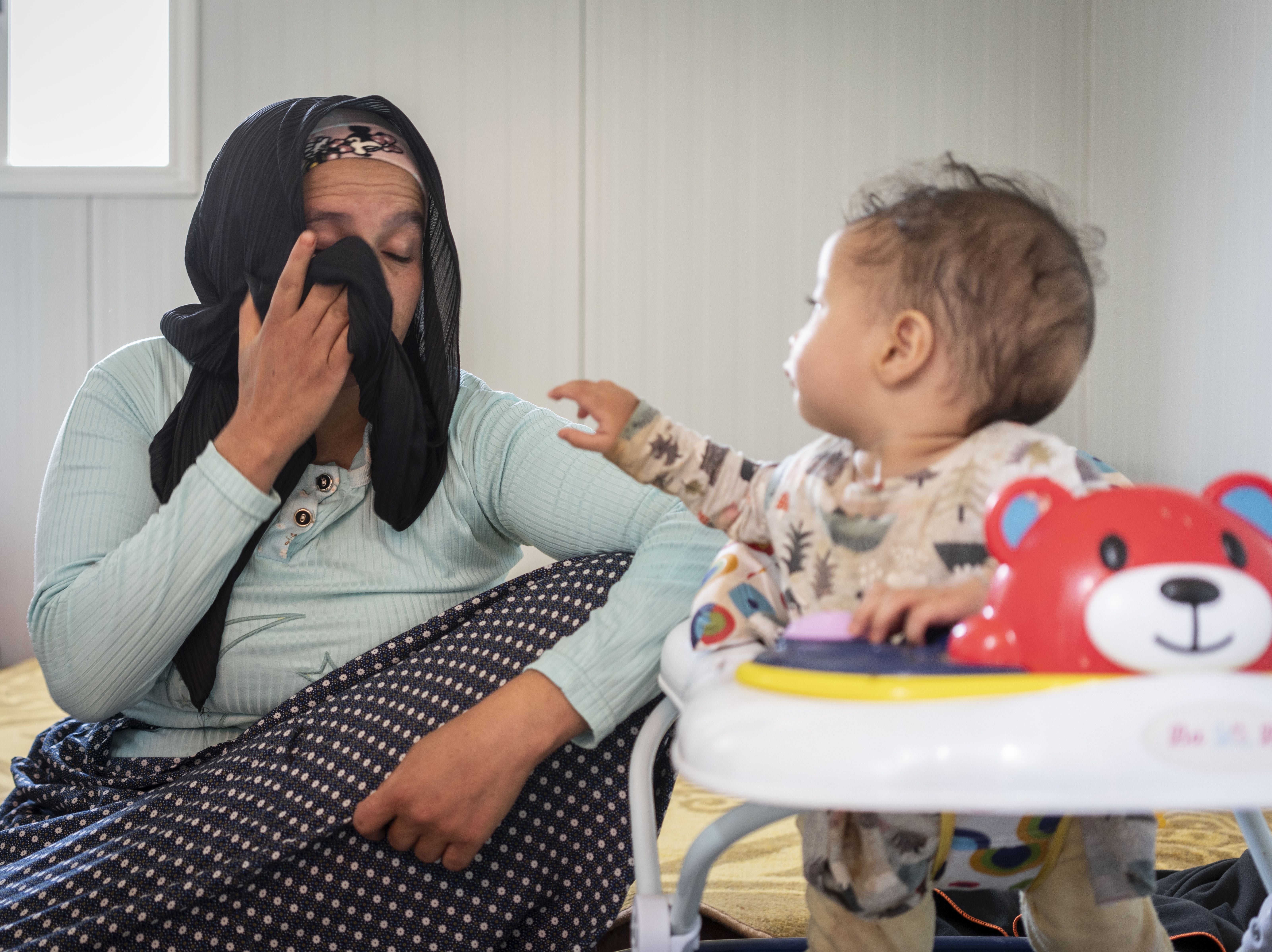 Nadja llora al recordar cómo tres de sus hijos murieron en el seísmo