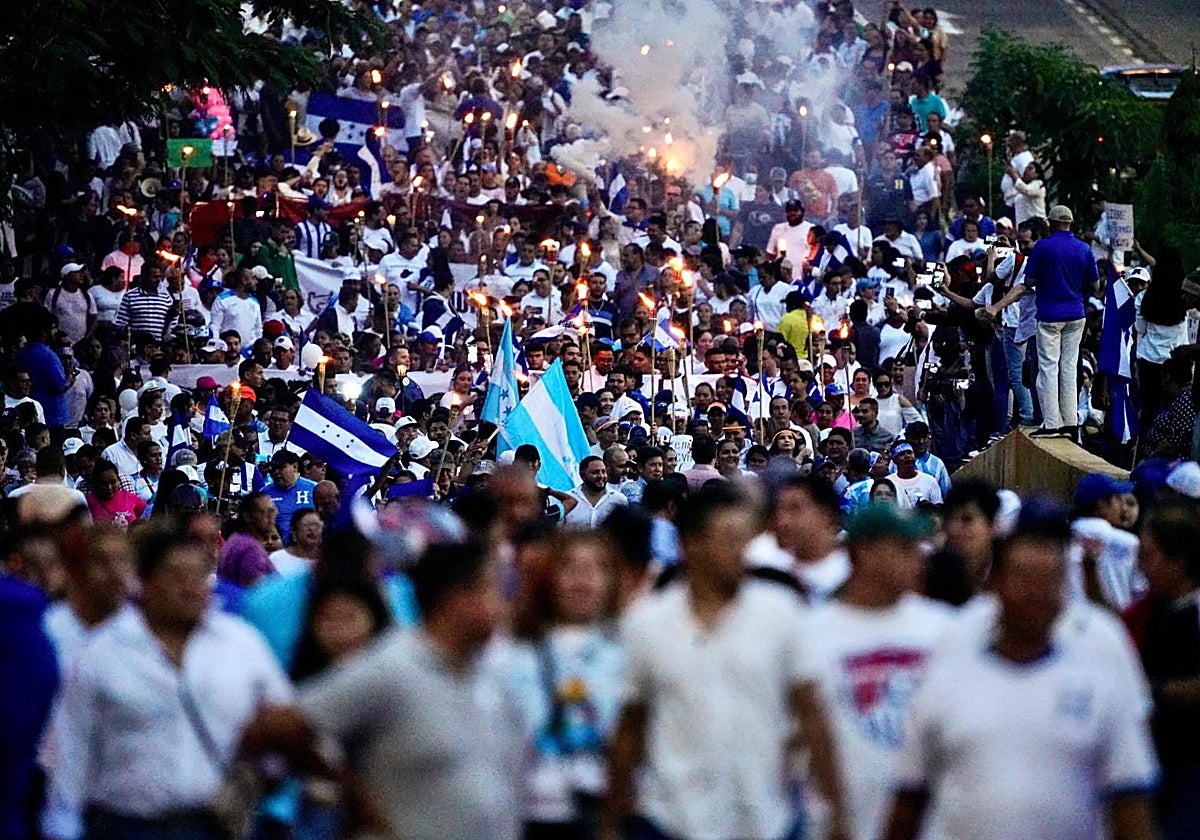 Miles de hondureños marchan contra el gobierno de la presidenta Xiomara Castro en Tegucigalpa, Honduras