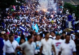 Miles de hondureños marchan con antorchas contra el gobierno tras el fin del tratado de extradición con EEUU