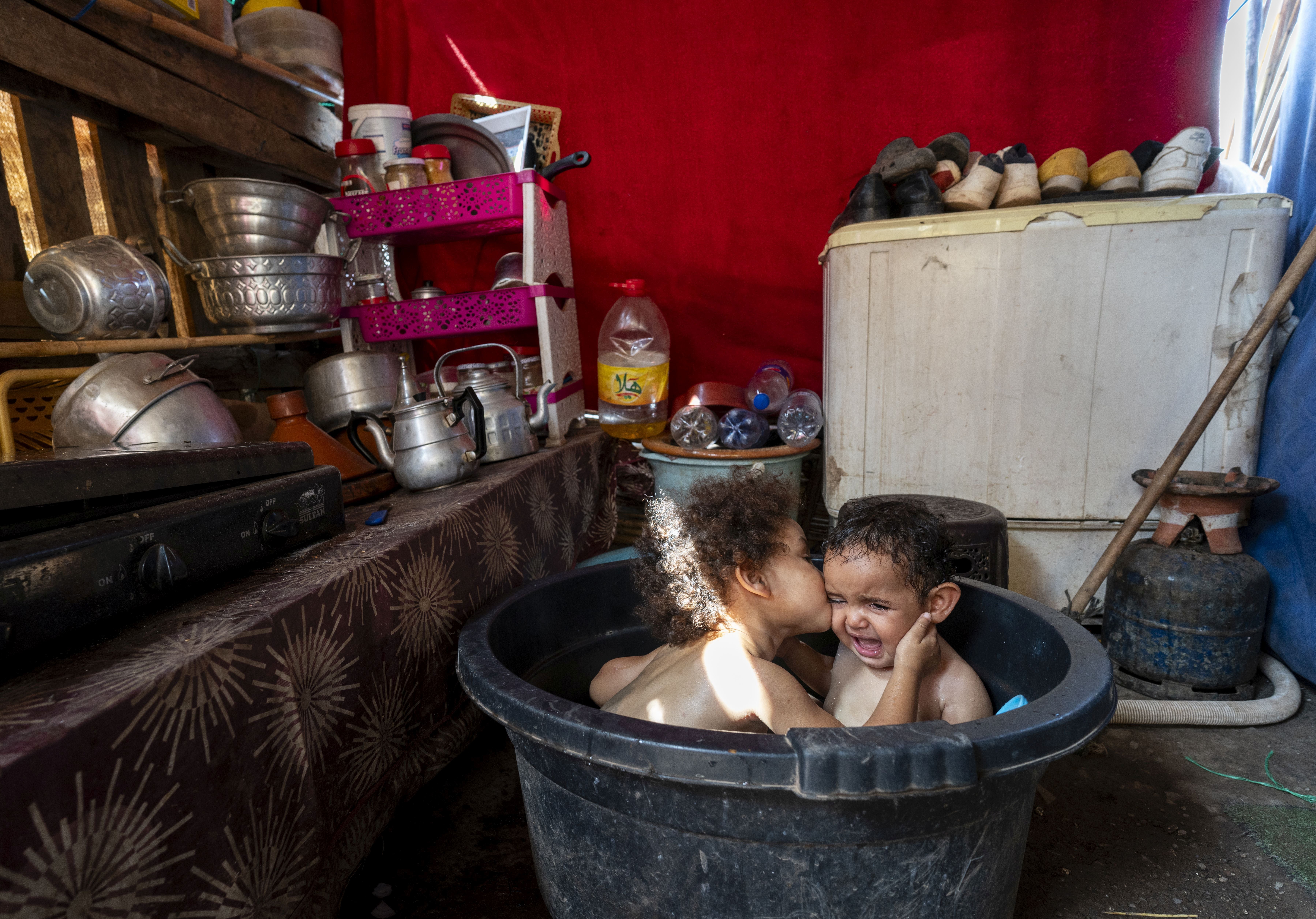 La vida en los campamentos es dura, sobre todo con las altas temperaturas