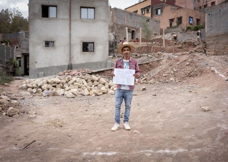 Imagen secundaria 1 - La mayoría sigue esperando que reconstruyan sus casas. Mientras, viven en precarias condiciones en tiendas de campaña, sin agua corriente.