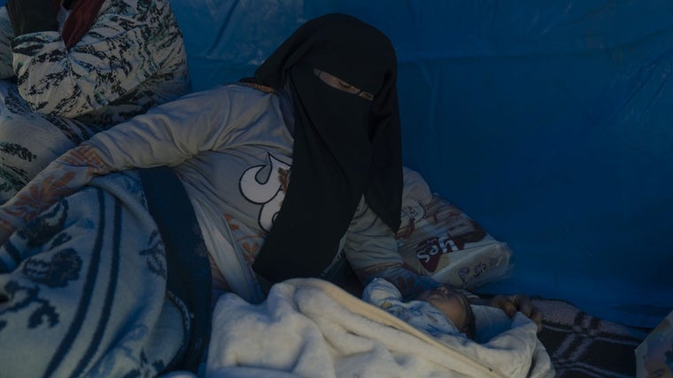 Jadima con Mariam con apenas cuatro días de vida en la tienda de campañana en Asni