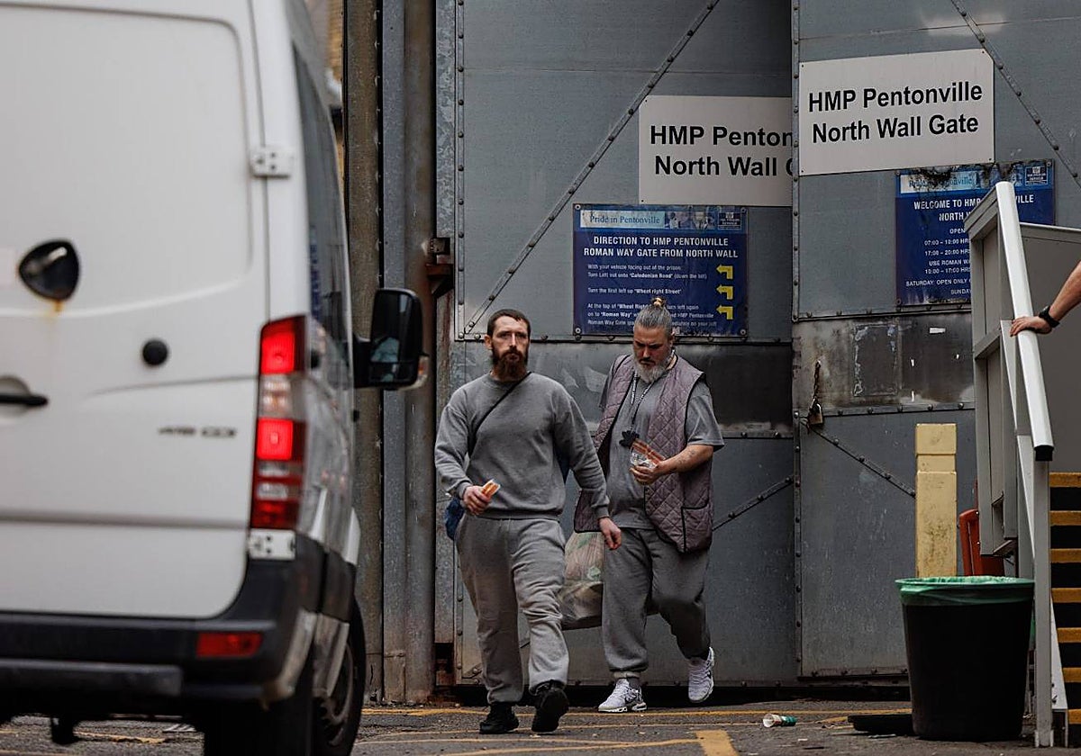 Dos reclusos salen de la cárcel de Pentonville, en Londres, en el primer día de la liberación de presos