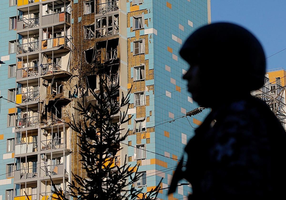 Edificio residencial de varios pisos dañado tras el ataque