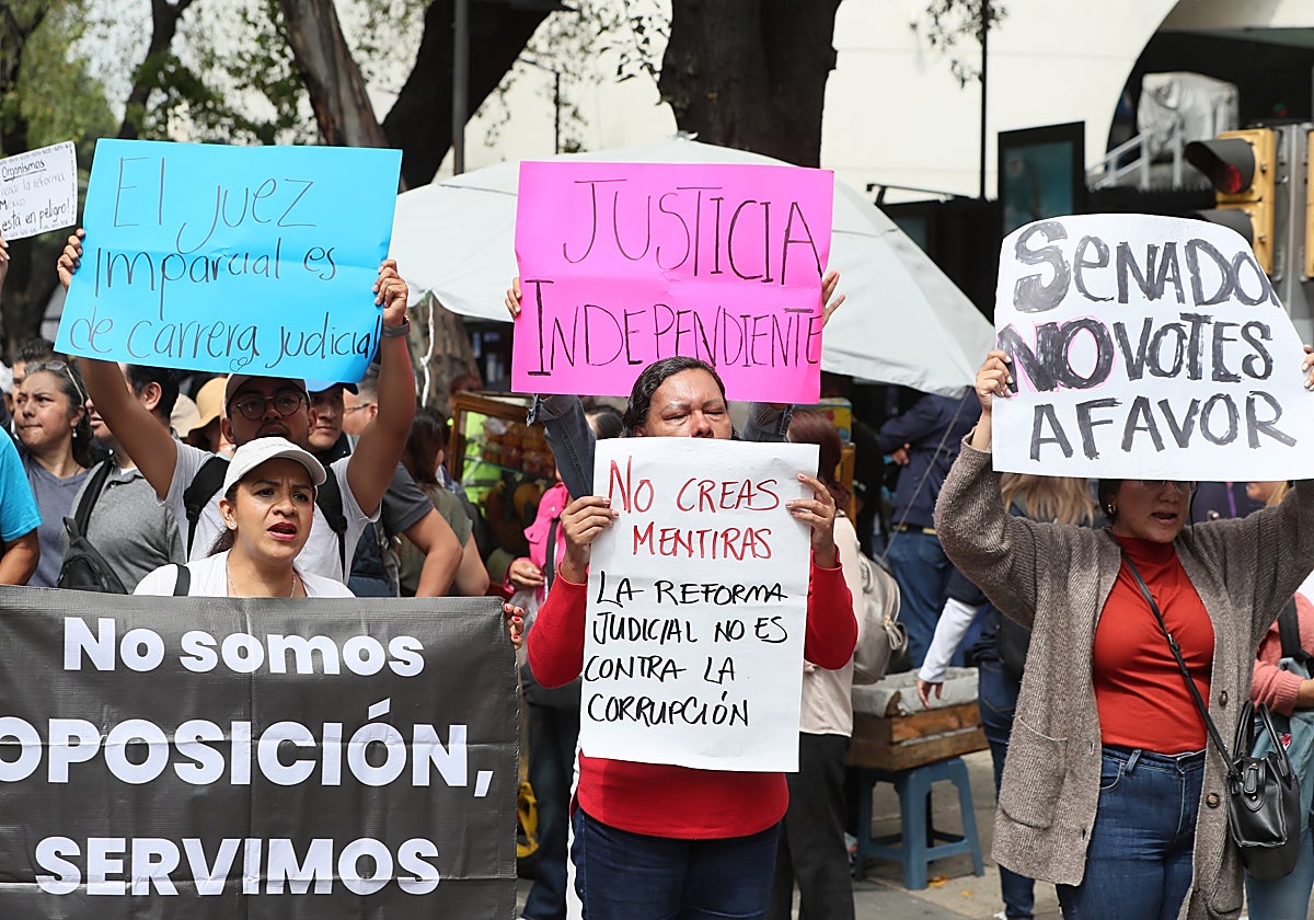 Trabajadores del poder judicial protestan frente a la Cámara de Senadores el pasado jueves, en Ciudad de México