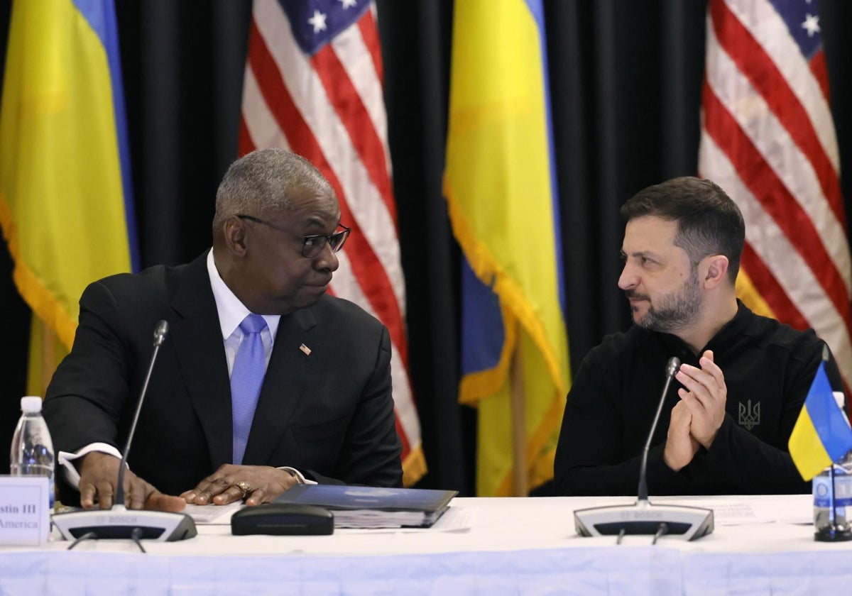 El secretario de Defensa de Estados Unidos, Lloyd J. Austin y el presidente de Ucrania, Volodímir Zelenski, durante la séptima reunión del Grupo de Contacto de Defensa de Ucrania (UDCG, por sus siglas en inglés) en la base aérea estadounidense de Ramstein