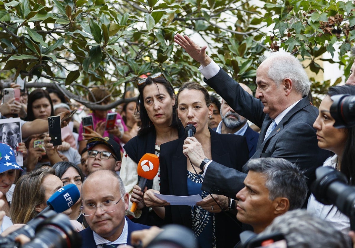 La hija de Edmundo González, Carolina, y el exalcalde de Caracas Antonio Ledezma, participan en una concentración convocada en la Plaza de las Cortes en Madrid