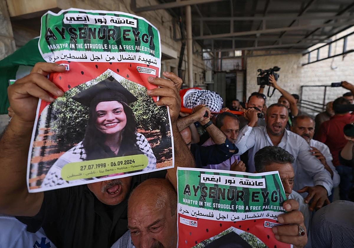 Palestinos llevan el cuerpo de la activista estadounidense durante su funeral en Nablus