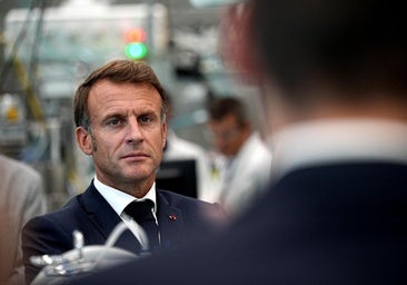 Macron: de monarca absoluto a estrella invitada en un esperpento