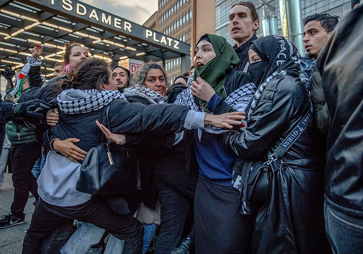 Un grupo de manifestantes propalestinos durante una concentración en Berlín