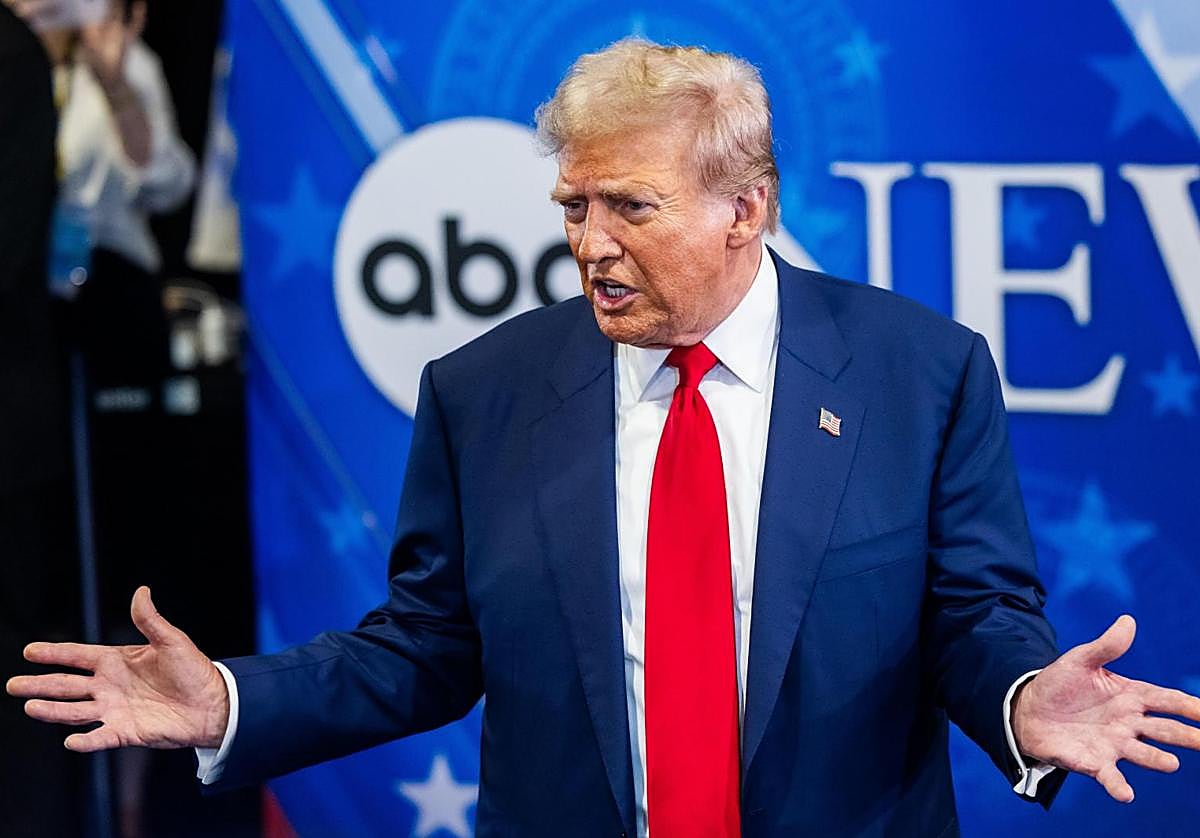 El candidato republicano, Donald Trump, antes de iniciar el debate electoral estadounidense. En el vídeo, fragmento del debate presidencial Harris-Trump.