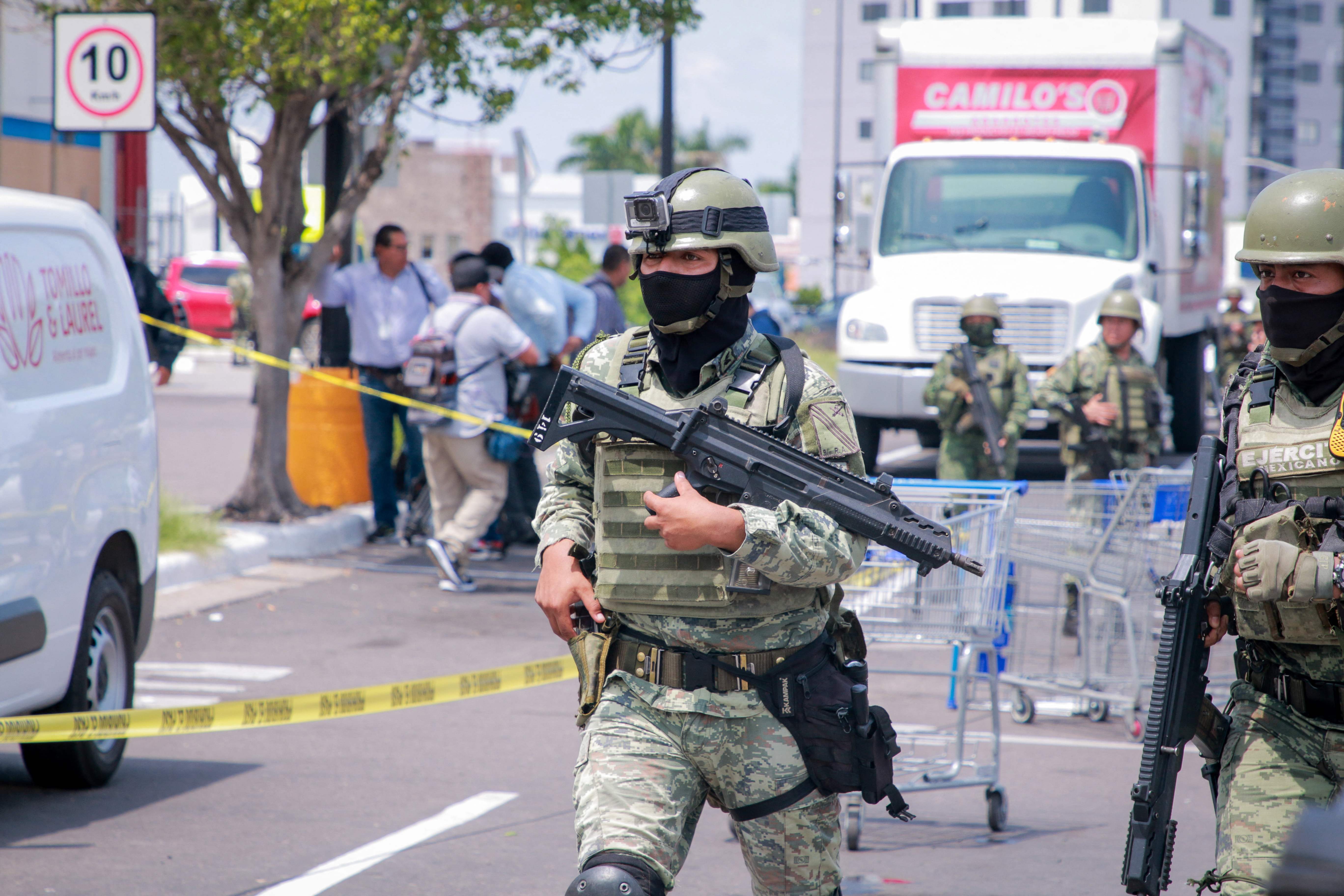 Miembros del Ejército Mexicano en la zona donde fue encontrado el cuerpo de un hombre en el barrio de Montebello de Culiacán. 