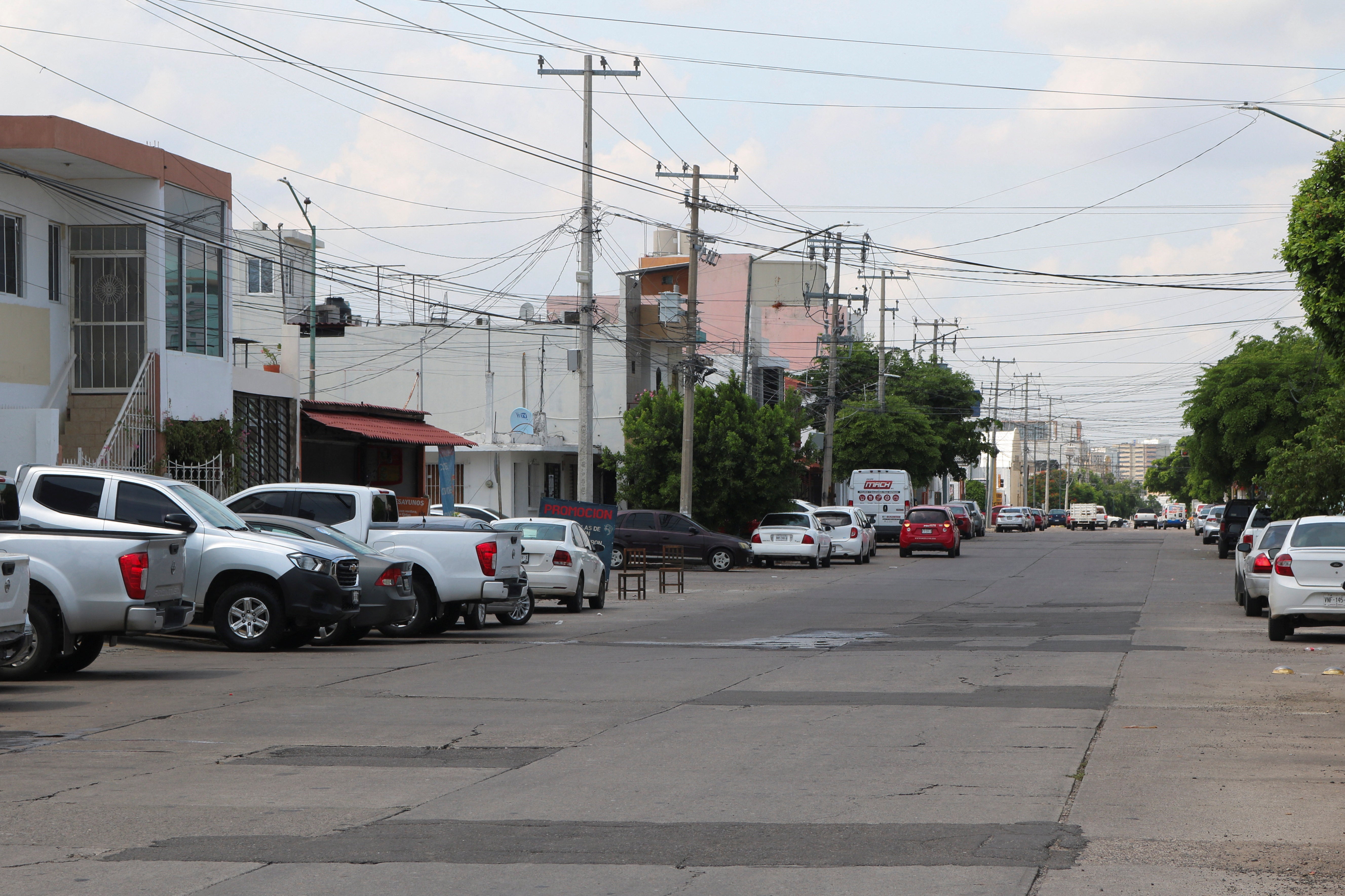 Una calle con pocos signos de actividad después de que varios negocios y oficinas hayan cerrado por la ola de violencia entre grupos armados en Culiacán.