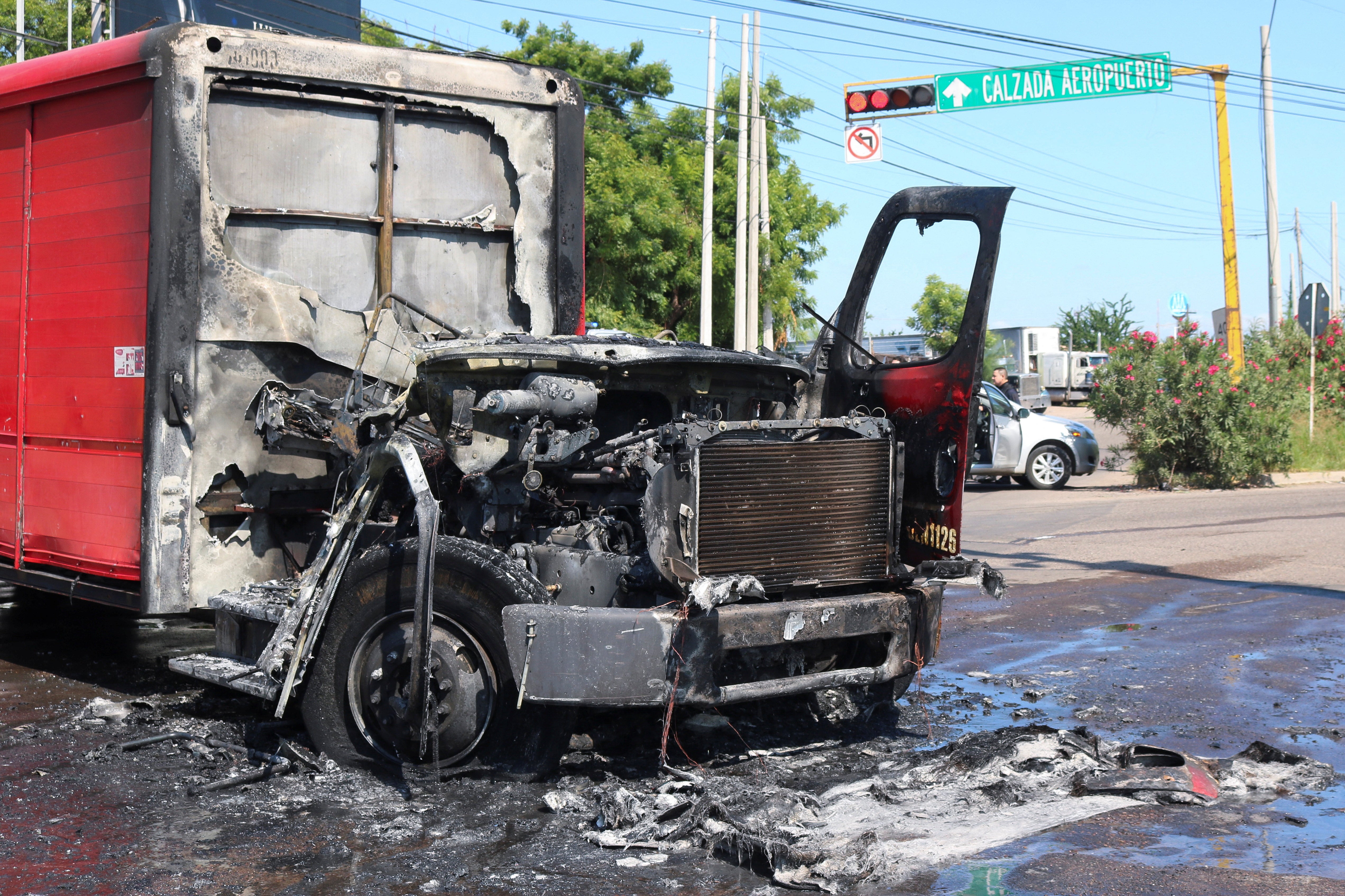 Un camión quemado en Culiacán.