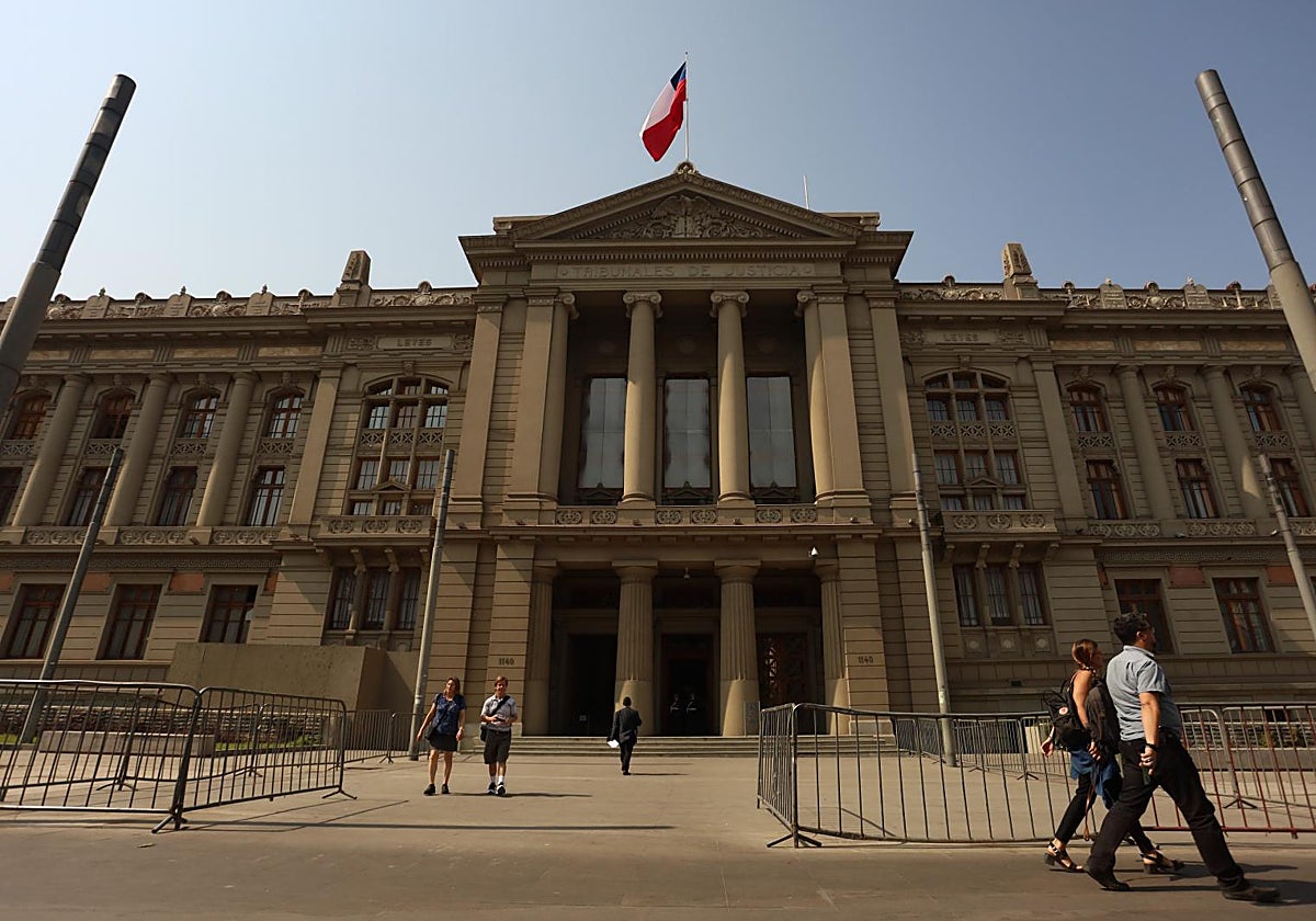 Exterior de la Corte Suprema de Chile, en Santiago de Chile