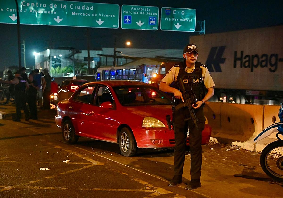 Un oficial de la policía ecuatoria, en el lugar donde fue asesinada la directora de la prisión.