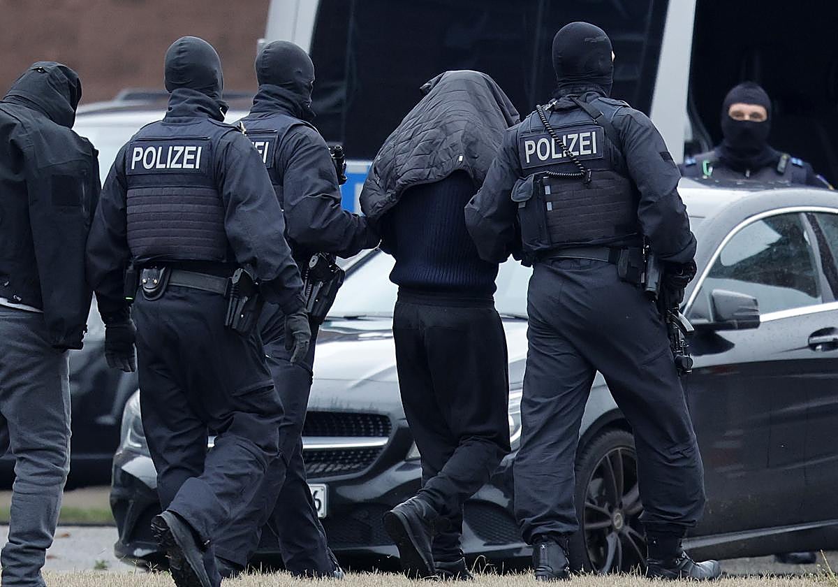 Policía de Alemania, con un detenido, en una imagen de archivo