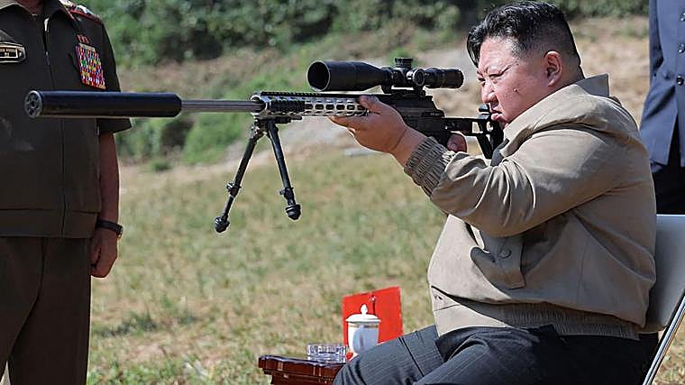 El líder norcoreano Kim Jong inspeccionando la base de entrenamiento de las Fuerzas Armadas de operaciones especiales del Ejército Popular de Corea