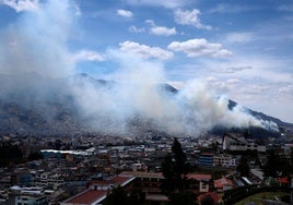 Ecuador convoca elecciones presidenciales sumido en una crisis de violencia criminal e incendios