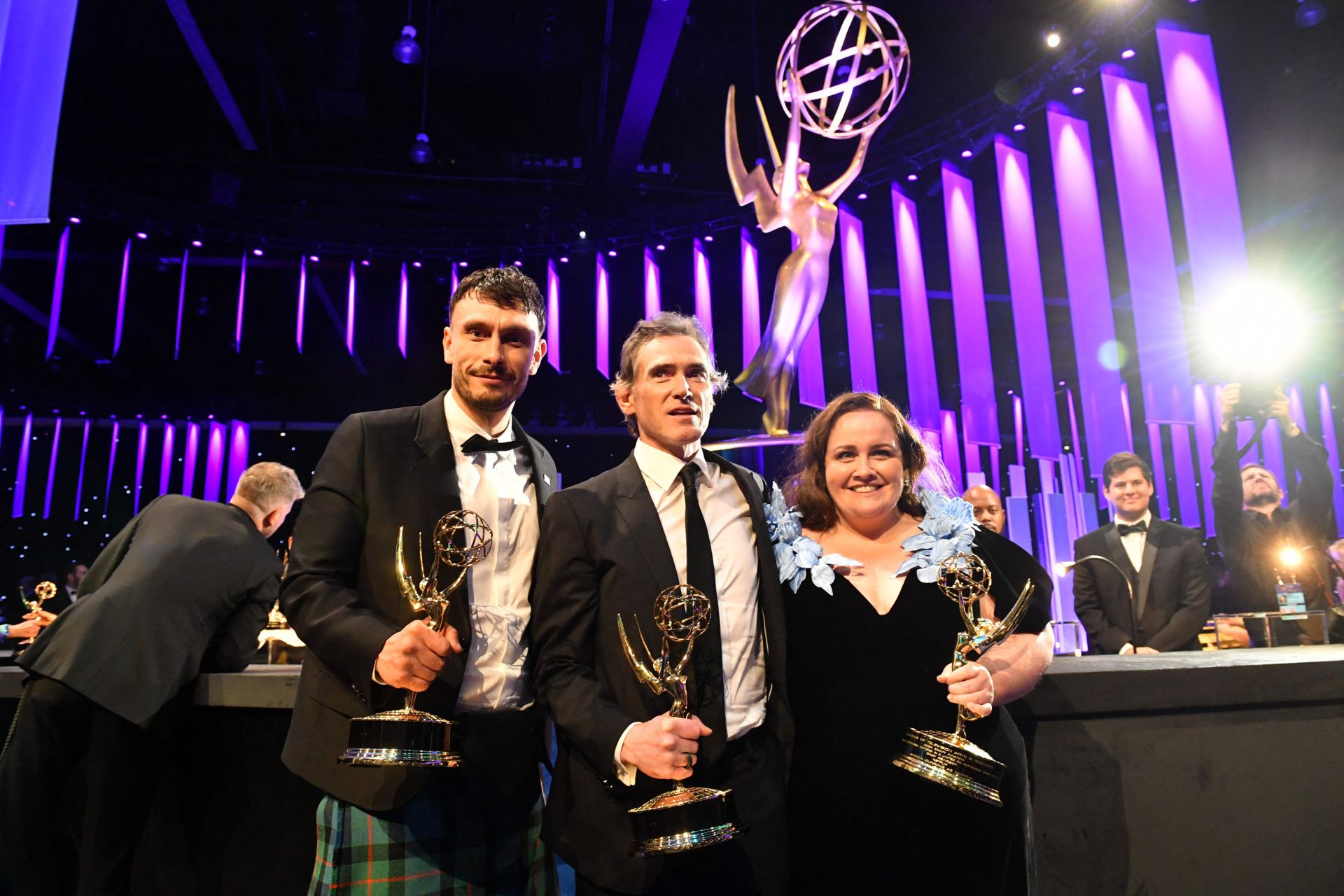 Richard Gadd, Billy Crudup y la actriz británica Jessica Gunning posan con sus estatuillas 