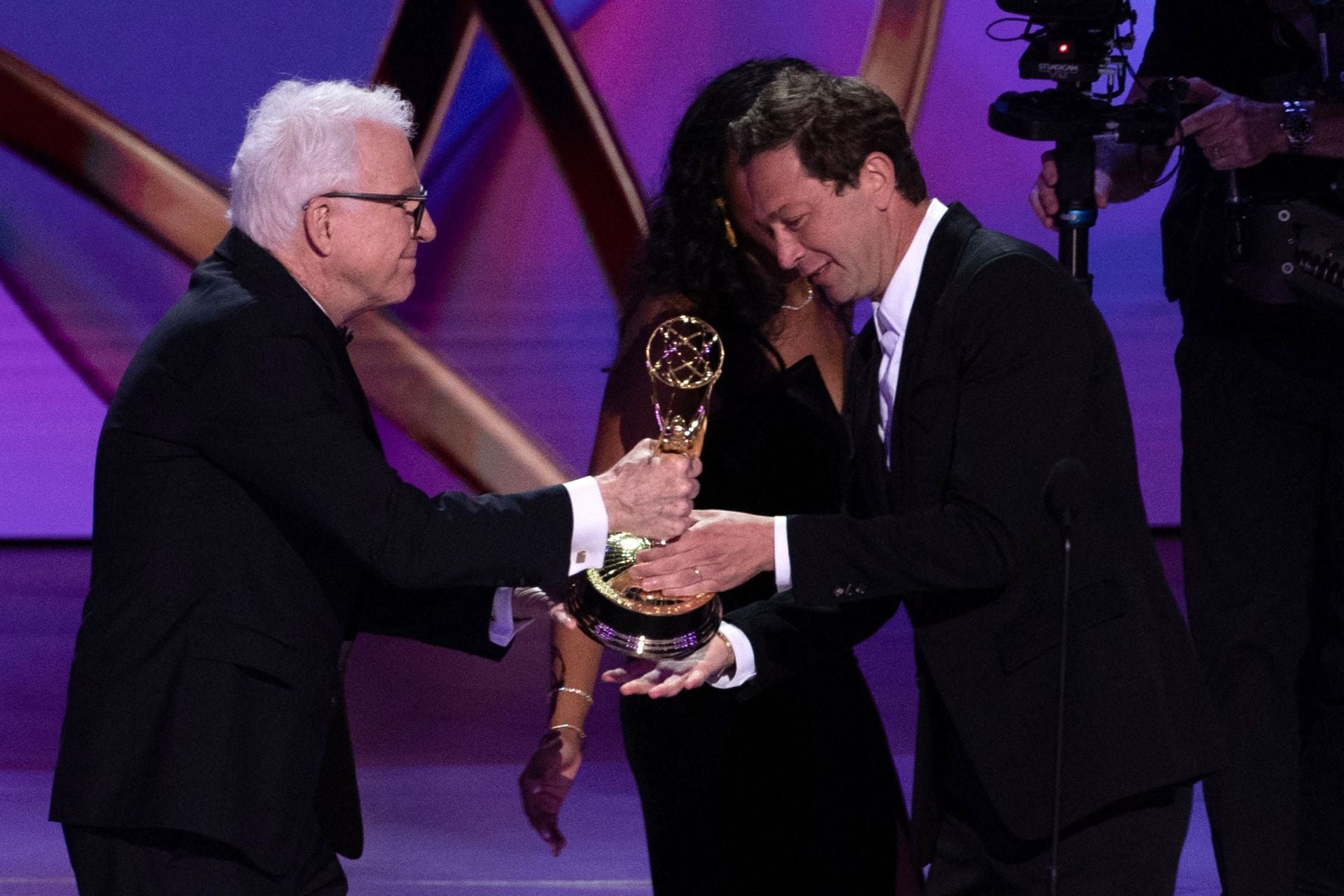 El actor estadounidense Ebon Moss-Bachrach recibe la estatuilla a mejor actor de reparto en una serie de comedia  gracias a su participación en 'The Bear'