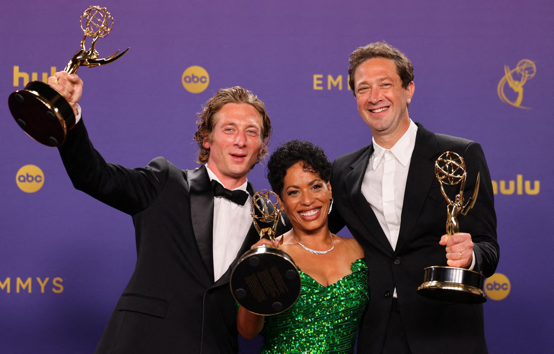 Ebon Moss-Bachrach, Liza Colon-Zayas y  Jeremy Allen White posan con sus galardones tras su papel en 'The Bear' durante la 76º edición de los premios Emmy