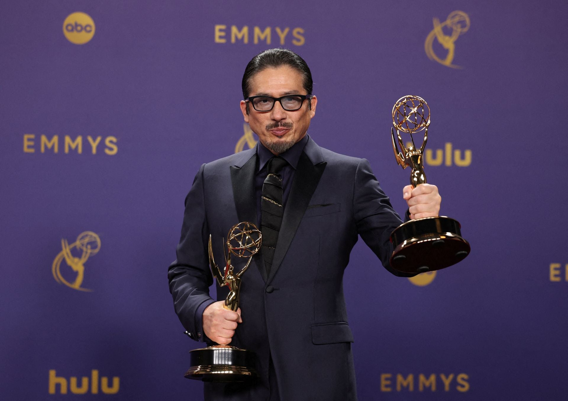 El ganador del Emmy a mejor actor de drama, Hiroyuki Sanada, posa con dos galardones
