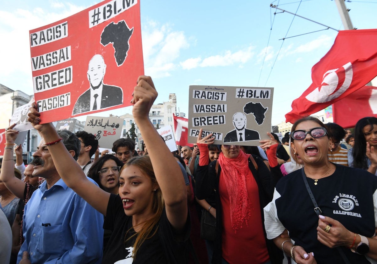 Los tunecinos participan en una protesta para denunciar las políticas del presidente de Túnez frente al Ministerio del Interior en Túnez