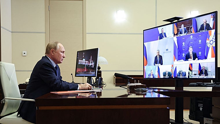 El presidente ruso, Putin, preside una reunión del Consejo de Seguridad en las afueras de Moscú