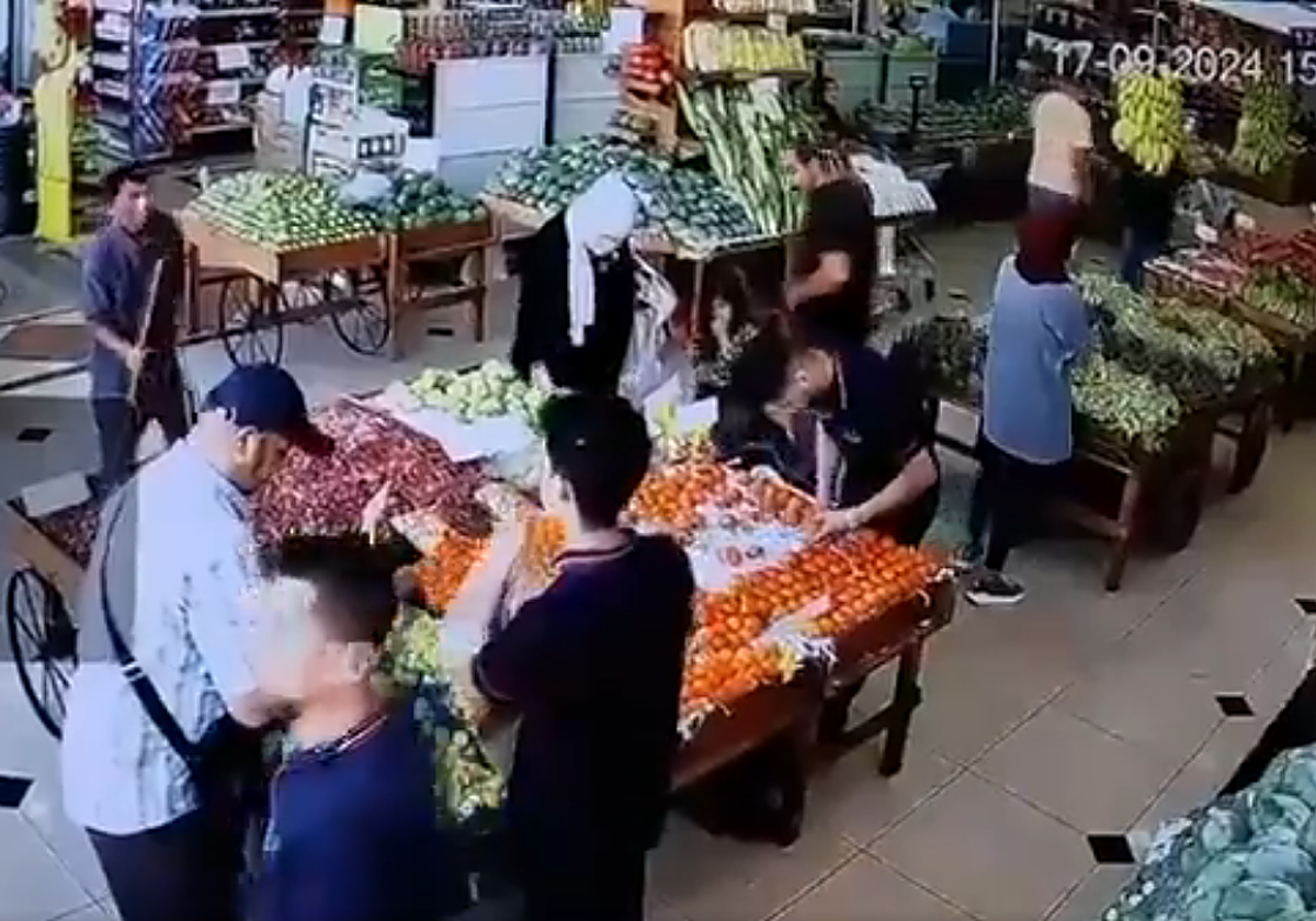 Un miembro de Hizbolá con una gorra en un puesto de un merado justo antes de que explotara su busca