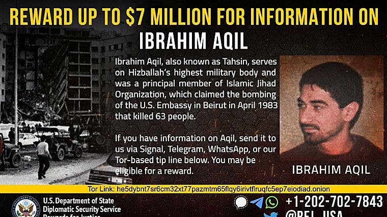 Una fotografía sin fecha de Ibrahim Aqil aparece en un cartel de búsqueda distribuido por la entidad «Recompensas por la Justicia» del Servicio de Seguridad Diplomática del Departamento de Estado de Estados Unidos.