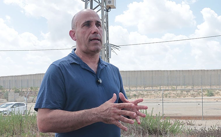 Imagen principal - Por orden: Dotan Razili, teniente coronel de la IDF; Isahi Efroni, encargado de seguridad; y Sarit Zehavi, ex oficial