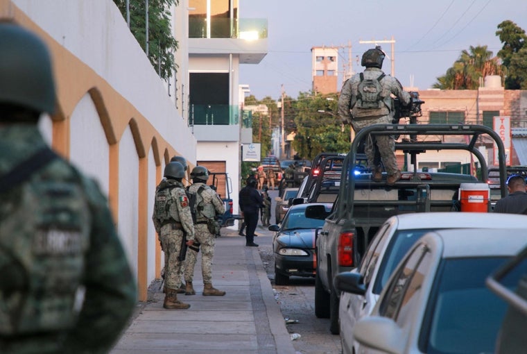 Soldados del Ejército mexicano patrullan las calles de Culiacán