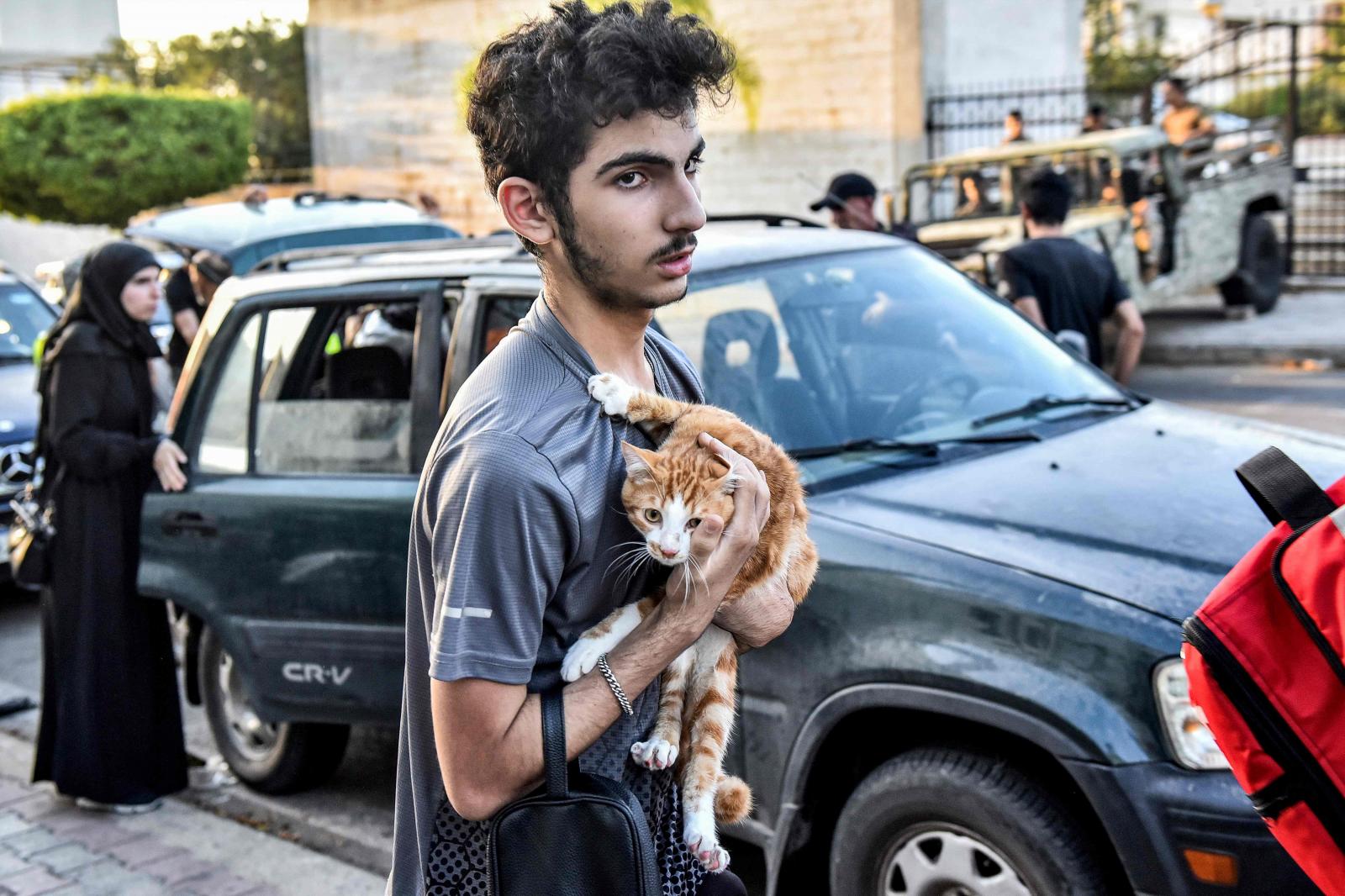 Un joven desplazado llevando a su gato