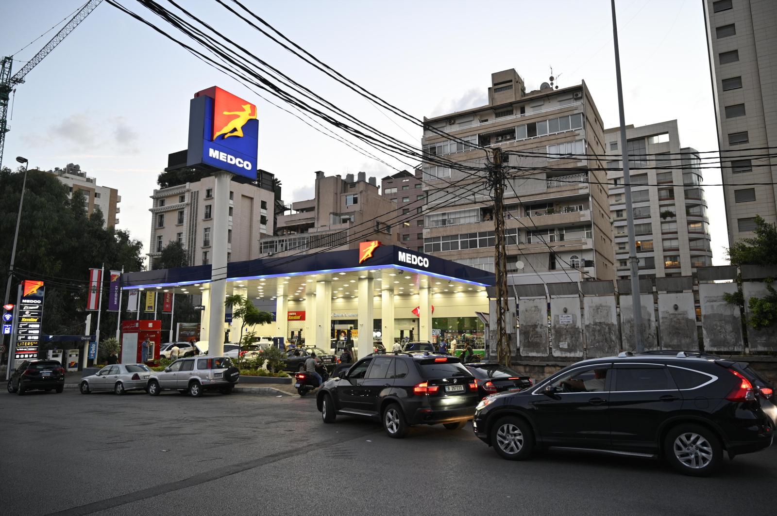 Vehículos repostando gasolina antes del éxodo