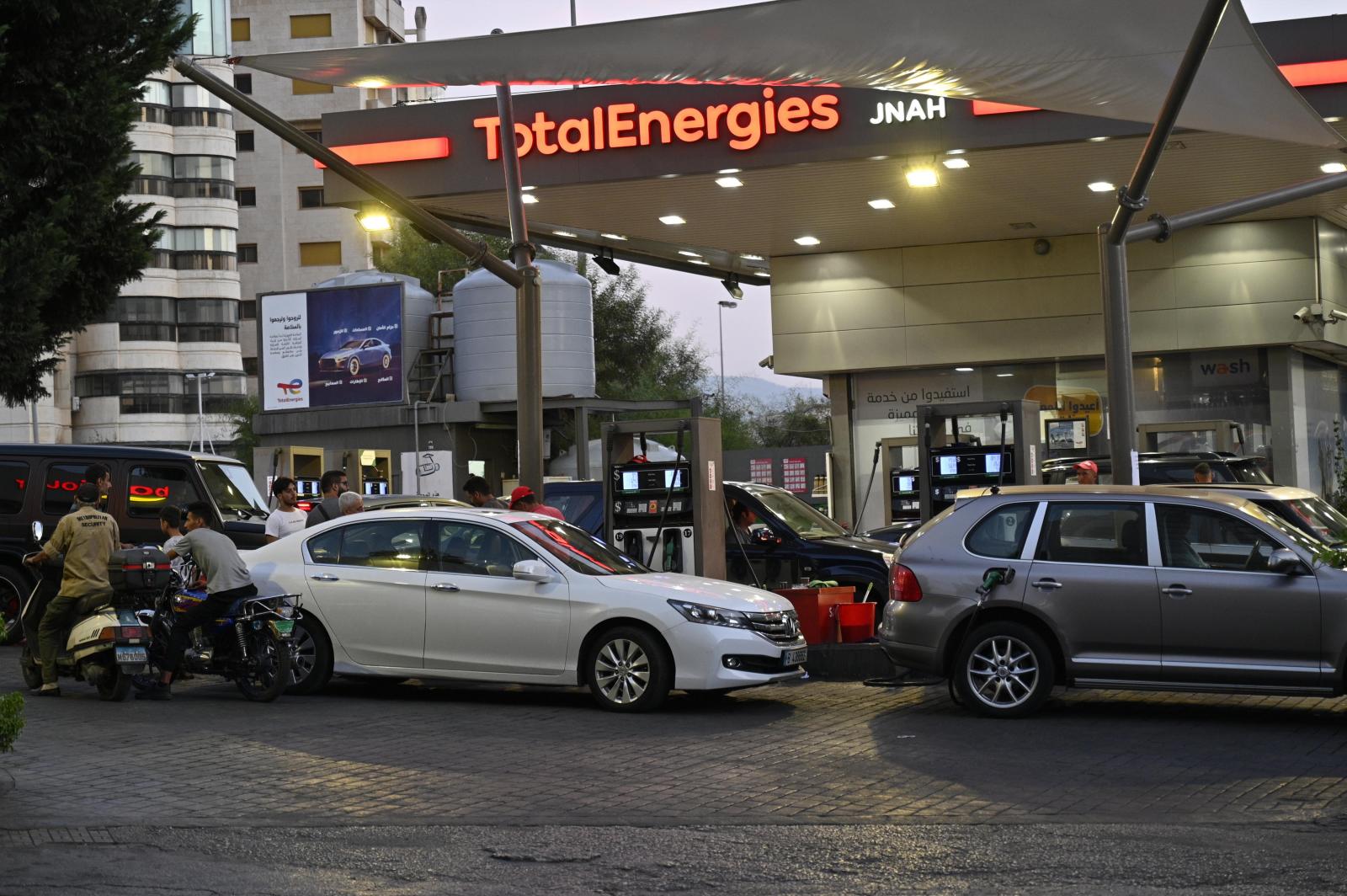 Vehículos repostando gasolina antes del éxodo