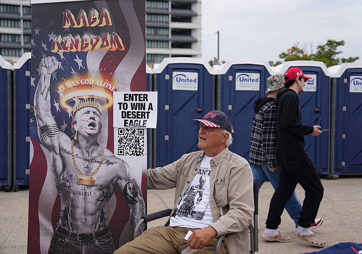 Un partidario de Trump espera el inicio de un mitin de campaña en Uniondale, Nueva York