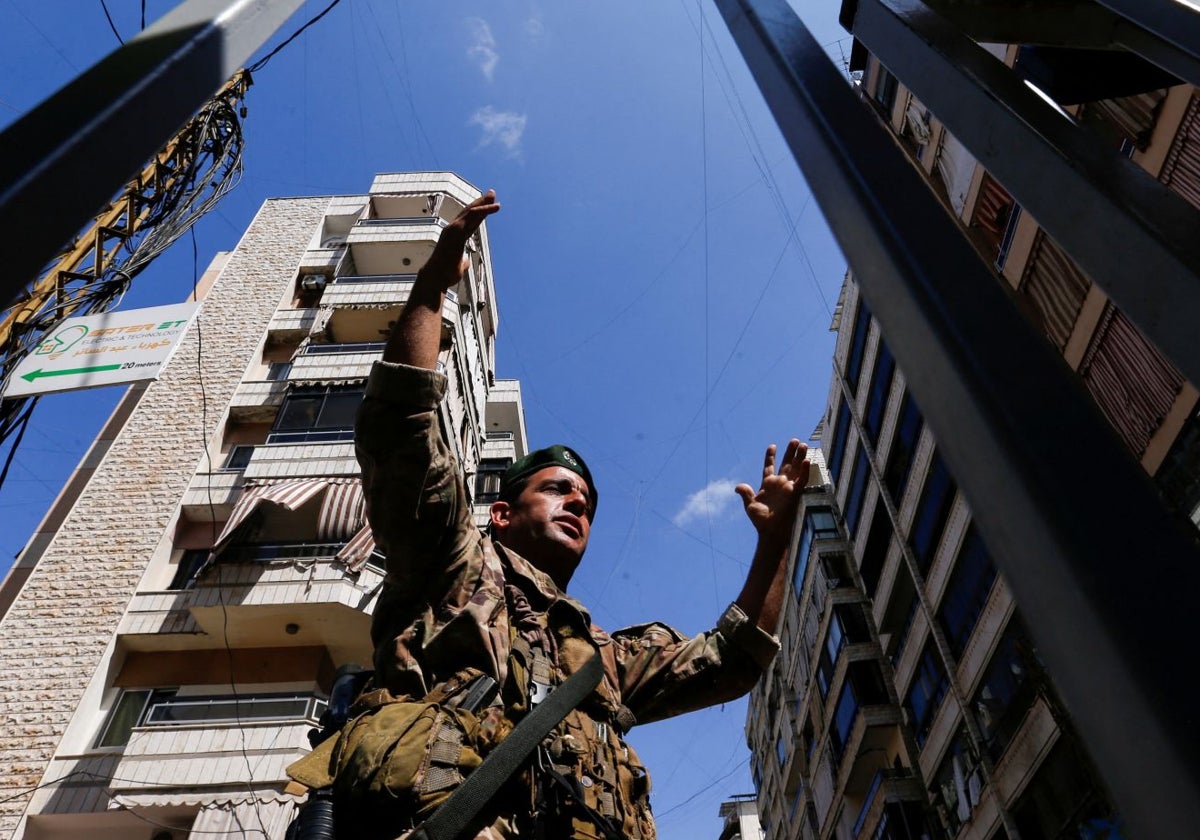 Un miembro del ejército libanés trabaja en el lugar de un ataque israelí en los suburbios del sur de Beirut