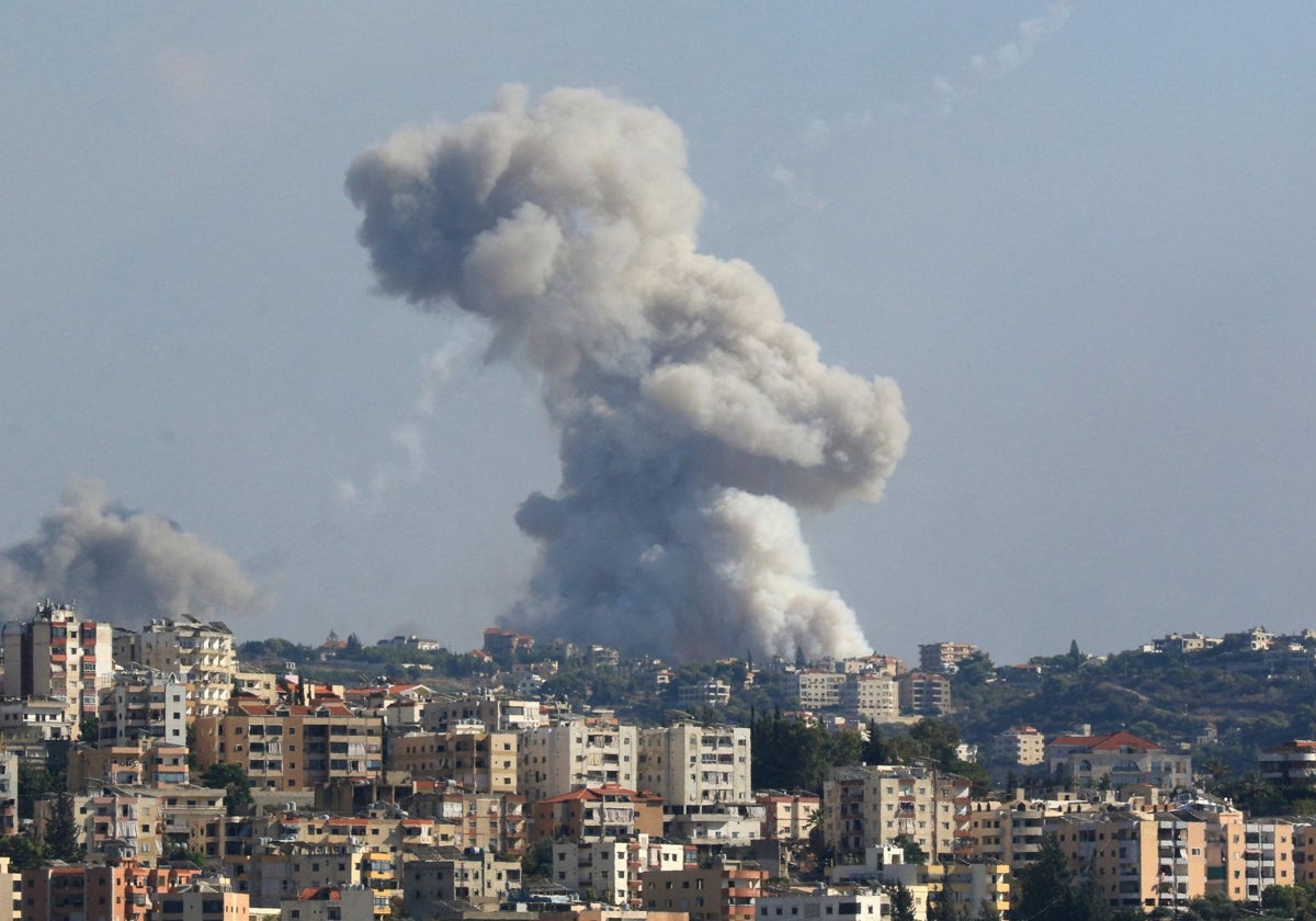 El humo cubre el cielo de la ciudad libanesa de Zaita tras un bombardeo de Israel