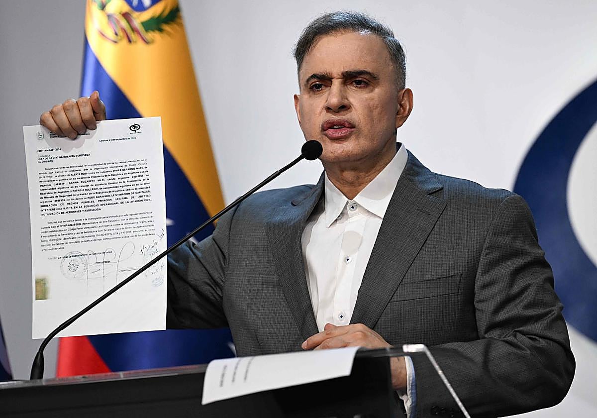 El fiscal general de Venezuela, William Tarek Saab, muestra la petición de detención de Milei a la Interpol