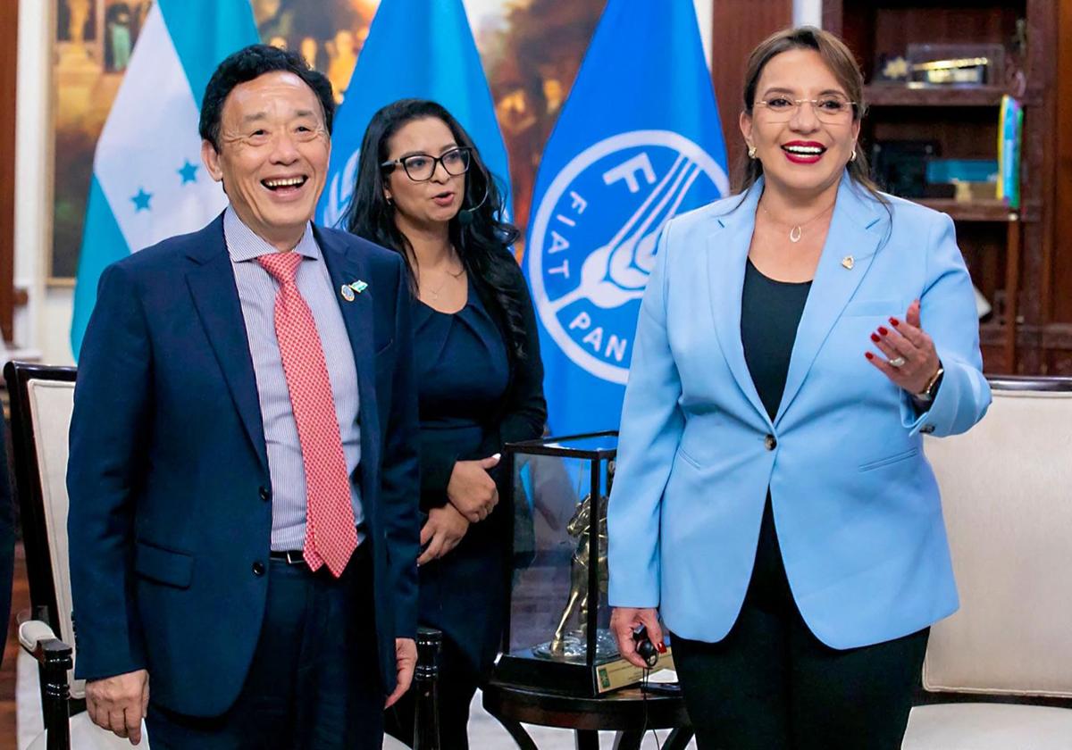 La presidenta de Honduras, Xiomara Castro, dando la bienvenida al director general de la FAO, Qu Dongyu, en la Casa Presidencial en Tegucigalpa, Honduras, el 17 de septiembre de 2024