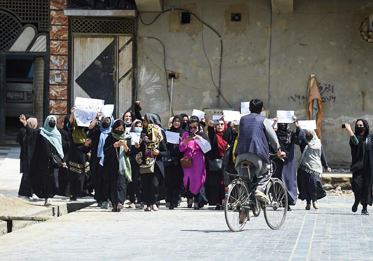 Mujeres afganas con pancartas mientras protestan por sus derechos, en Kabul, Afganistán