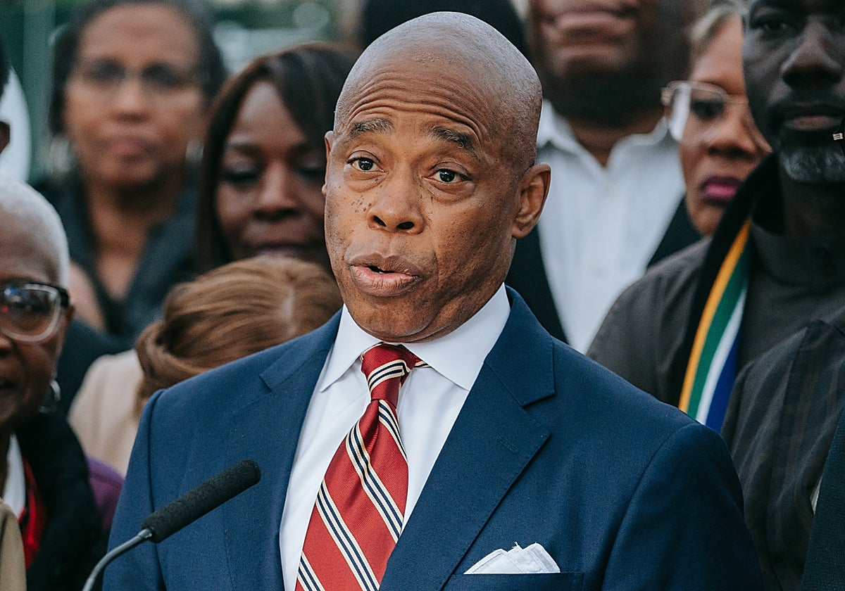 El alcalde de Nueva York, Eric Adams, hablando con la prensa este jueves