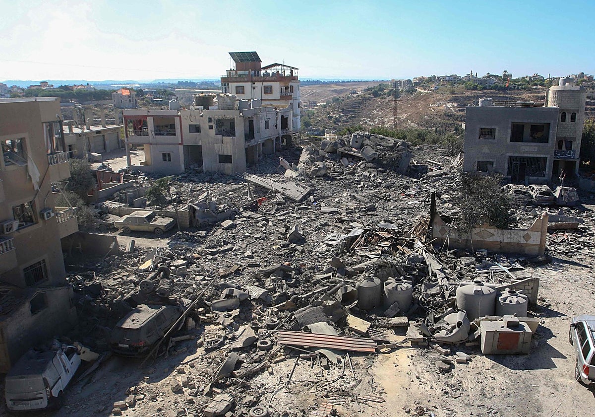 Zona atacada durante la noche por los ataques aéreos israelíes en la ciudad libanesa de Saksakiyeh