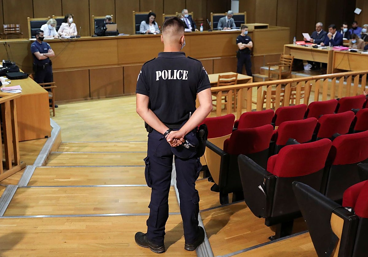 Un agente de Policía griego durante un juicio