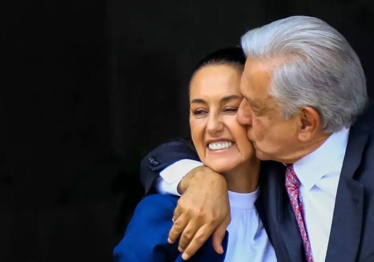 López Obrador con Claudia Sheinbaum durante un acto de transición de gobierno