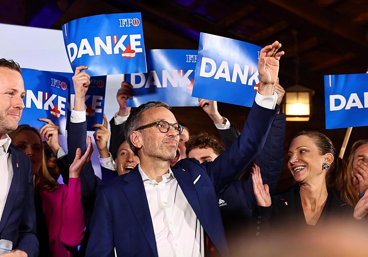 El presidente y principal candidato del Partido de la Libertad de Austria (FPO), Herbert Kickl, celebra la victoria en las elecciones