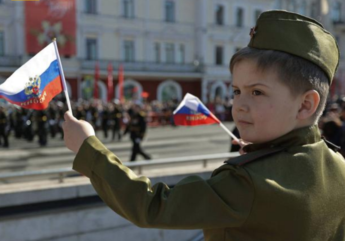 Un niño, ataviado con el uniforme del Ejército Rojo, celebra el Día de la Victoria en la ciudad de Vladivostok, al este de Rusia.