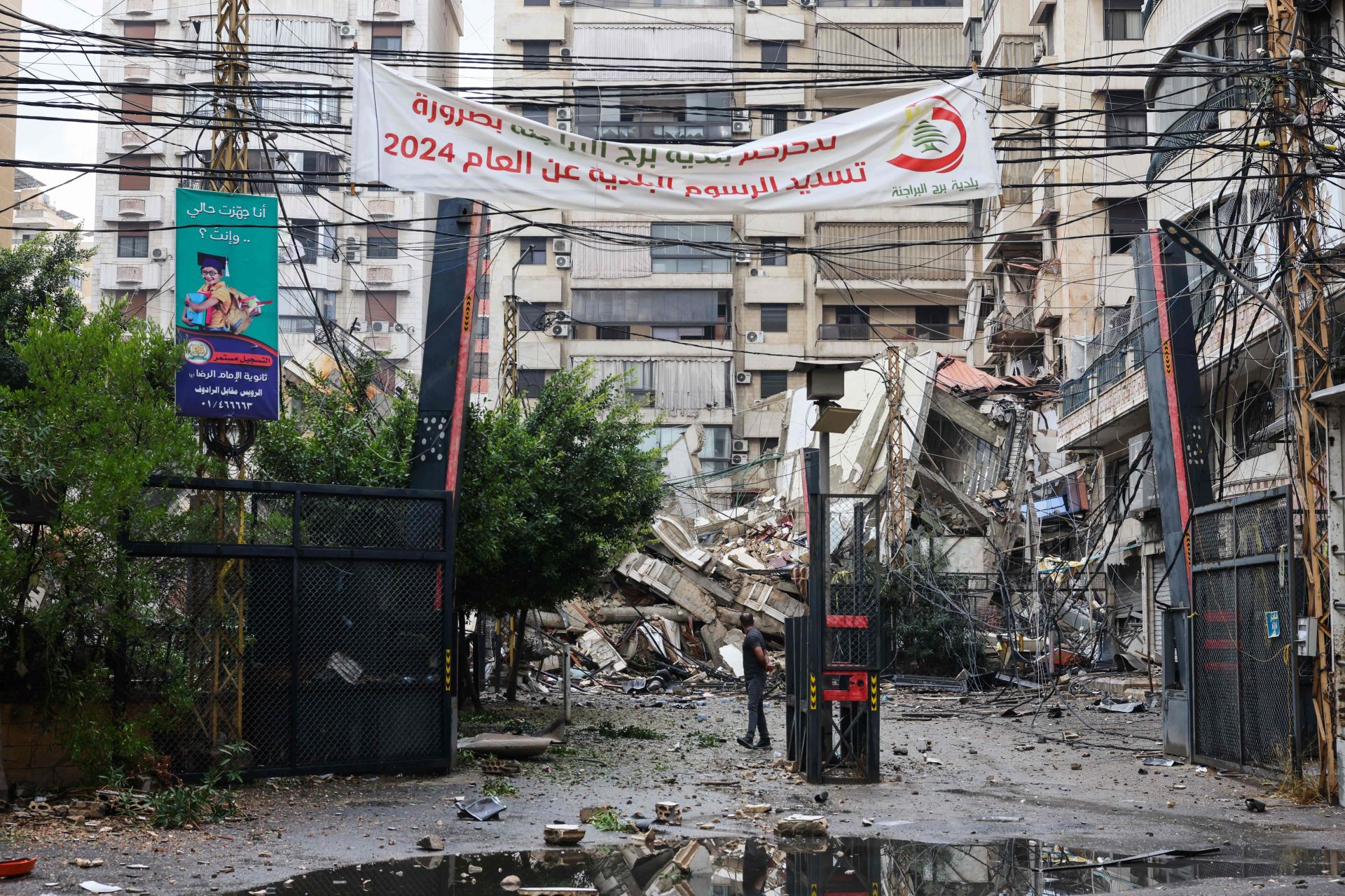 Una pancarta del Líbano resiste ante la destrucción de los edificios en Beirut